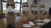 Militer Prancis Uji Masker Sebelum Produksi Masal Untuk Publik Samples of public masks are displayed at the French General Armament Directorate, DGA, specialized in research of Bacteriological Chemical and Nuclear military protection gear, in their lab at Vert Le Petit, south of Paris, Wednesday, May 6, 2020 as a nationwide confinement continues to counter the COVID-19. The DGA is responsible for giving official stamps of approval for masks being piloted by French companies, vital equipment that will help prevent dissemination and transmission of coronavirus. The DGA approval is not legally obligatory for masks to be sold on French soil. (AP Photo/Francois Mori)