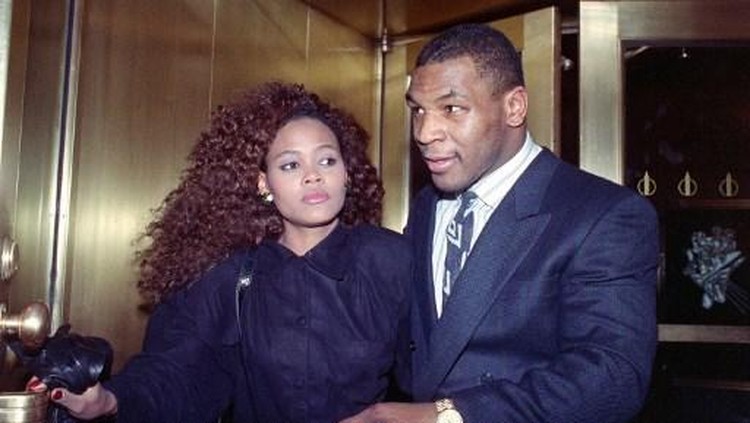 Mike Tyson, Robin Givens US heavyweight champion Mike Tyson exits the Nippon Television Network International studio in New York with his new bride actress Robin Givens, 09 February 1988. Tyson attended the live satellite press conference between New York and Japan from the studio to promote his, 21 March 1988, title bout with Tony Tubbs to be held in Japan's Tokyo Dome. (Photo by MARIA BASTONE / AFP)