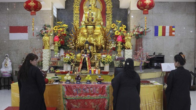 FOTO : Khidmat Trisuci Waisak 2020 di Tengah Wabah Corona