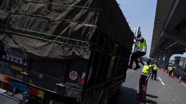Bocah 12 tahun membawa truk tronton terekam dalam video yang diunggah di media sosial.