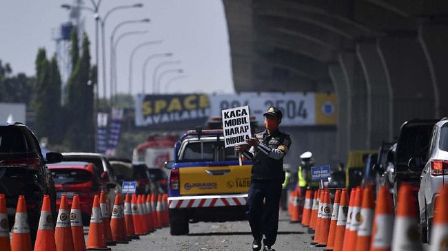 Organda Makassar meminta pemerintah memberikan kompensasi kepada sopir dan juga perusahaan biro perjalanan yang dirugikan akibat kebijakan larangan mudik.