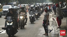 PSBB Bandung dan Percikan Rezeki untuk Penjual Sarung Tangan
