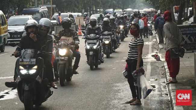 Wawali Kota Bandung mengatakan sejauh ini pihaknya merujuk pada Perwalkot 37/2020 yakni sanksi sosial atau administratif bagi yang tak bermasker, bukan denda.