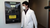Militer Prancis Uji Masker Sebelum Produksi Masal Untuk Publik Technician of the French General Armament Directorate, DGA, specialized in research of Bacteriological Chemical and Nuclear military protection gear arrives in their lab at Vert Le Petit, south of Paris, Wednesday, May 6, 2020 as a nationwide confinement continues to counter the COVID-19. The DGA is responsible for giving official stamps of approval for masks being piloted by French companies, vital equipment that will help prevent dissemination and transmission of coronavirus. The DGA approval is not legally obligatory for masks to be sold on French soil. (AP Photo/Francois Mori)