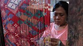 PELESTARIAN KAIN ENDEK BALI Perajin melakukan proses pewarnaan motif pada benang. ANTARA FOTO/Nyoman Hendra Wibowo