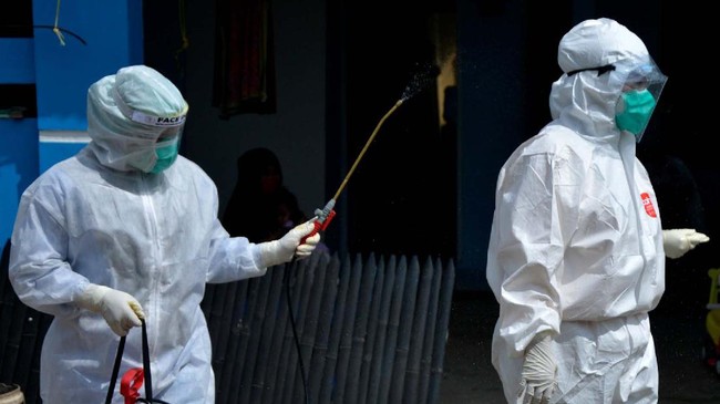 Tim medis menyemprotkan cairan disinfektan kepada rekannya usai memeriksa kesehatan keluarga salah satu pasien positif COVID-19 di Kecamatan Bontomarannu, Kabupaten Gowa, Sulawesi Selatan, Kamis (7/5/2020). Pemeriksaan tersebut  dilakukan guna memastikan tertular atau tidaknya anggota keluarga yang salah satu keluarganya dinyatakan positif COVID-19, sementara warga dan keluarga yang pernah kontak secara langsung dengan pasien kini telah melakukan isolasi mandiri. ANTARA FOTO/Abriawan Abhe/nz