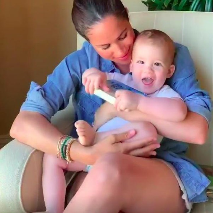 <p>Dalam video berdurasi hampir tiga menit itu, Archie terlihat excited dan tampak sibuk mendengarkan dongeng Meghan. (Foto: Instagram @savechildrenuk)</p>