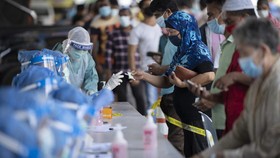 FOTO: Pekerja Asing Ramai-ramai Tes Virus Corona di Malaysia