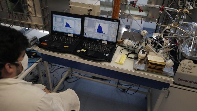 Technician of the French General Armament Directorate, DGA, specialized in research of Bacteriological Chemical and Nuclear military protection gear checks analyze process on public masks in their lab at Vert Le Petit, south of Paris, Wednesday, May 6, 2020 as a nationwide confinement continues to counter the COVID-19. The DGA is responsible for giving official stamps of approval for masks being piloted by French companies, vital equipment that will help prevent dissemination and transmission of coronavirus. The DGA approval is not legally obligatory for masks to be sold on French soil. (AP Photo/Francois Mori)