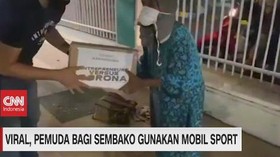 VIDEO: Viral, Pemuda Bagi Sembako Gunakan Mobil Sport