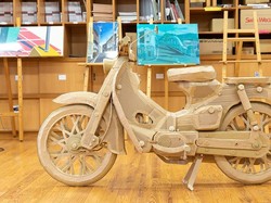 Kreatif! Siswa STM Sulap Tumpukan Kardus Jadi Replika Honda Super Cub 100
