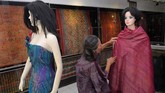 PELESTARIAN KAIN ENDEK BALI Pengusaha Tenun Ikat Sekar Jepun, Etmy Kustiyah Sukarsa memasang kain Endek pada manekin.ANTARA FOTO/Nyoman Hendra Wibowo