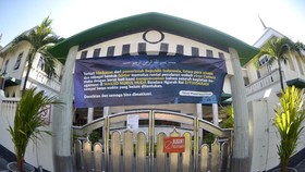 Masjid Tertua di Bali yang 'Selemparan Batu' dengan Pura