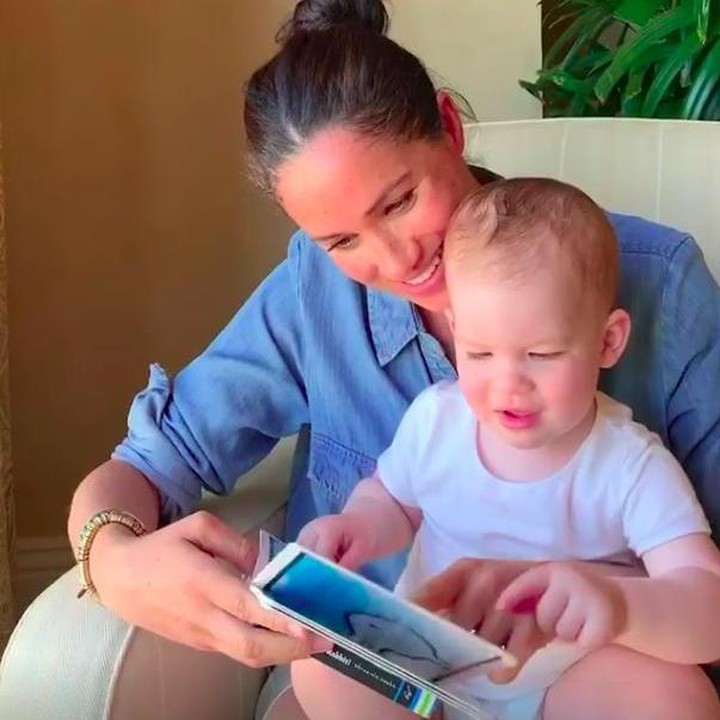 <p>Archie Harrison Mountbatten-Windsor, anak pertama Meghan Markle dan Pangeran Harry baru saja merayakan ulang tahun pertamanya pada 6 Mei 2020. (Foto: Instagram @savechildrenuk)</p>