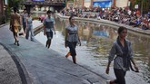 PELESTARIAN KAIN ENDEK BALI Sejumlah model dari kaum milenial memperagakan rancangan busana berbahan kain Endek dalam Denpasar Fashion Festival di pedestrian sungai Taman Kumbasari, Denpasar. ANTARA FOTO/Nyoman Hendra Wibowo