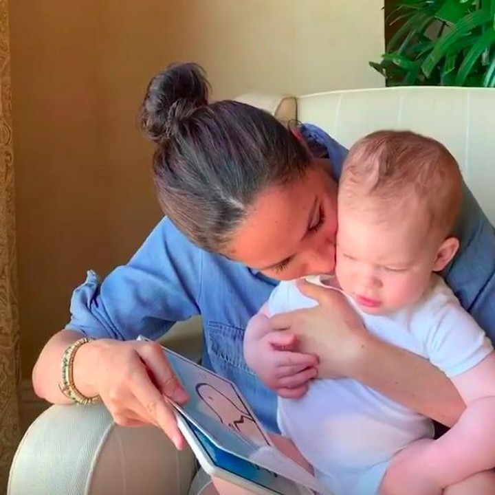 <p>Di ulang tahunnya yang pertama, Archie dibacakan dongeng Duck! Rabbit! oleh Meghan Markle. (Foto: Instagram @savechildrenuk)</p>