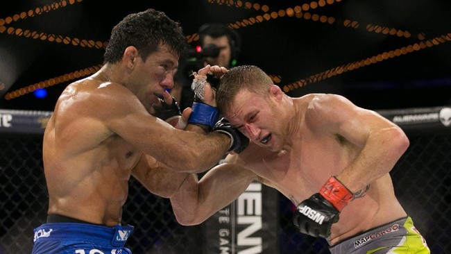 NEW YORK, NY - DECEMBER 31: Justin Gaethje (green/gray trunks) and challenger Luis Firmino (blue trunks) trade punches during their World Series of Fighting lightweight championship fight at The Theater at Madison Square Garden on December 31, 2016 in New York City.   Ed Mulholland/Getty Images/AFP