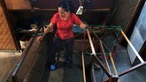 PELESTARIAN KAIN ENDEK BALI Perajin memisahkan benang seusai proses pewarnaan dan pembuatan motif. ANTARA FOTO/Nyoman Hendra Wibowo