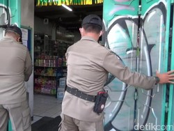 Satpol PP Purwakarta Tutup Paksa Toko Non Pangan Beroperasi Saat PSBB
