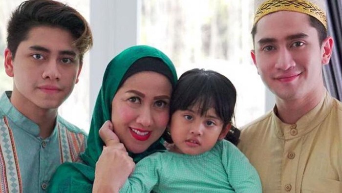 Venna Melinda dan anak-anaknya