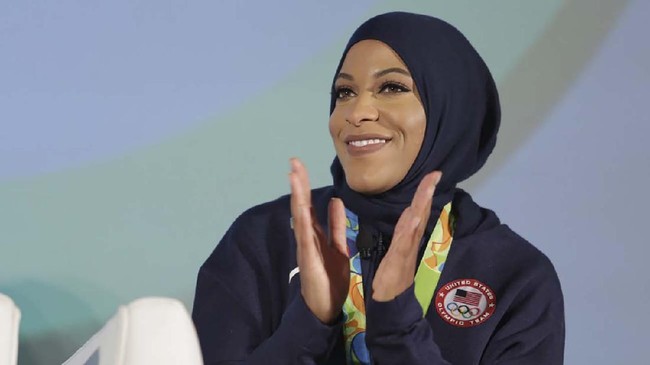 LOS ANGELES, CA - OCTOBER 27: Olympian Ibtihaj Muhammad speaks at the 5th Annual LA84 Foundation Summit on October 27, 2016 in Los Angeles, California.   Jerritt Clark/Getty Images for LA84 Foundation/AFP