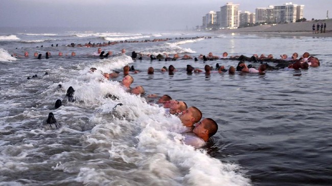 Istilah Hell Week kembali mencuat setelah satu calon calon pasukan khusus AL Amerika Serikat Navy Seal, Kyle Mullen, meninggal dunia usai jalani Diklat.