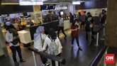McDonald's Sarinah Aktivitas gerai makanan cepat saji McDonald's, kompleks pusat perbelanjaan Sarinah, Jakarta, Jumat (8/5/2020). Gerai pertama McDonald's di Indonesia yang telah beroperasi hampir 30 tahun itu akan tutup permanen pada 10 Mei 2020 dikarenakan pihak manajemen gedung Sarinah akan merenovasi dan mengubah stategi bisnis. CNNIndonesia/Adhi Wicaksono.