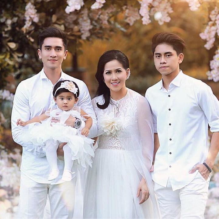 <p>Venna bersama ketiga buah hatinya selalu menyempatkan diri berkumpul dan tampil kompak di berbagai kesempatan. (Foto: Instagram @vennamelindareal)</p>