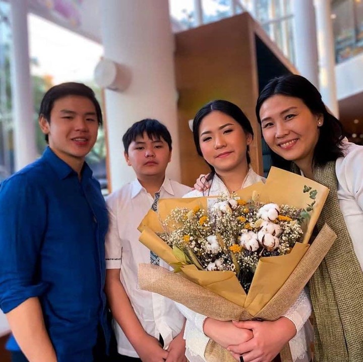 <p>Tanpa terasa ternyata Nathania sudah menyelesaikan pendidikan SMA. Bersama ibunda, kakak, dan adiknya merayakan kelulusan. Semoga makin bahagia Veronica dan anak-anak. (Foto: Instagram @sahabatvero)</p>
