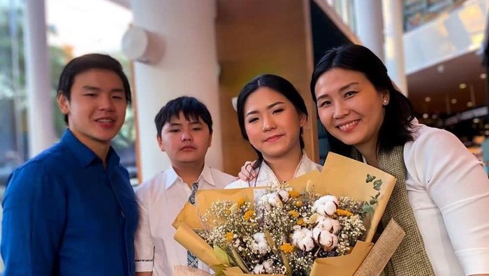 Veronica Tan dan anak-anaknya.