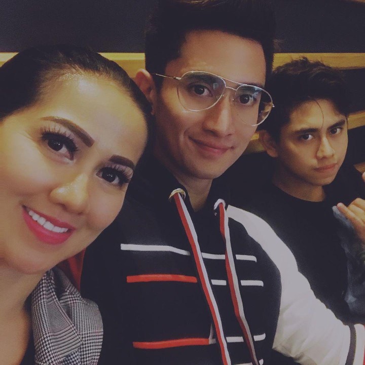 <p>Memiliki dua putra yang beranjak dewasa membuat wanita 47 tahun ini tetap terlihat awet muda. Ia dan anak-anaknya lebih mirip kakak dan adik. (Foto: Instagram @vennamelindareal)</p>