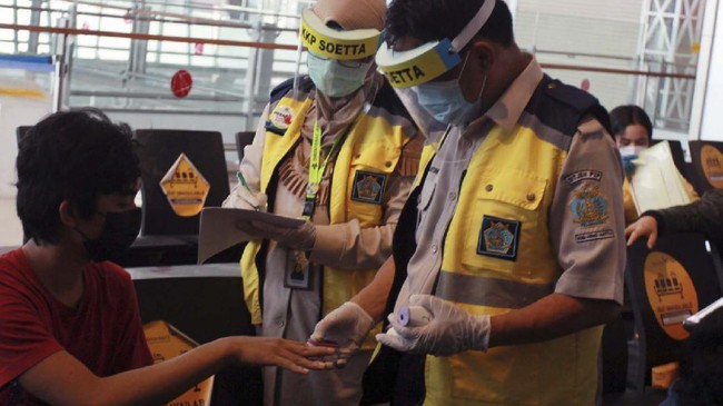 Petugas medis dari Kantor Kesehatan Pelabuhan (KKP) Kelas 1 Soekarno Hatta melakukan pengecekan kesehatan calon penumpang sebelum melakukan penerbangan di Terminal 3 Bandara Soekarno Hatta, Tangerang, Banten, Kamis (7/5/2020). Pemerintah melalui kementerian Perhubungan  membuka kembali penerbangan domestik dengan penumpang bersyarat seperti pebisnis, penumpang Repatriasi, perjalanan dinas pejabat negara dan tamu negara dengan wajib menyertakan surat keterangan Negatif COVID-19 dari rumah sakit. ANTARA FOTO/Muhammad Iqbal/nz