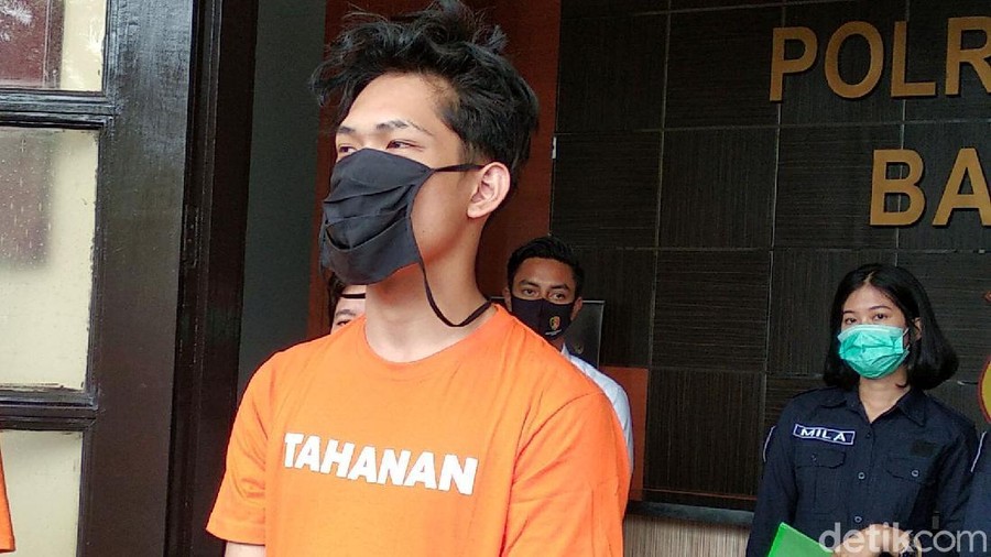 YouTuber Ferdian Paleka berhasil ditangkap polisi usai kabur beberapa hari. Kini ia berbaju tahanan usai ditangkap pada Jumat (8/5/2020) dini hari oleh tim gabungan dari tim khusus Direktorat Reserse Kriminal Umum dan Resmob Polrestabes Bandung, Ini penampilan Ferdian Usai Jadi Tersangka.