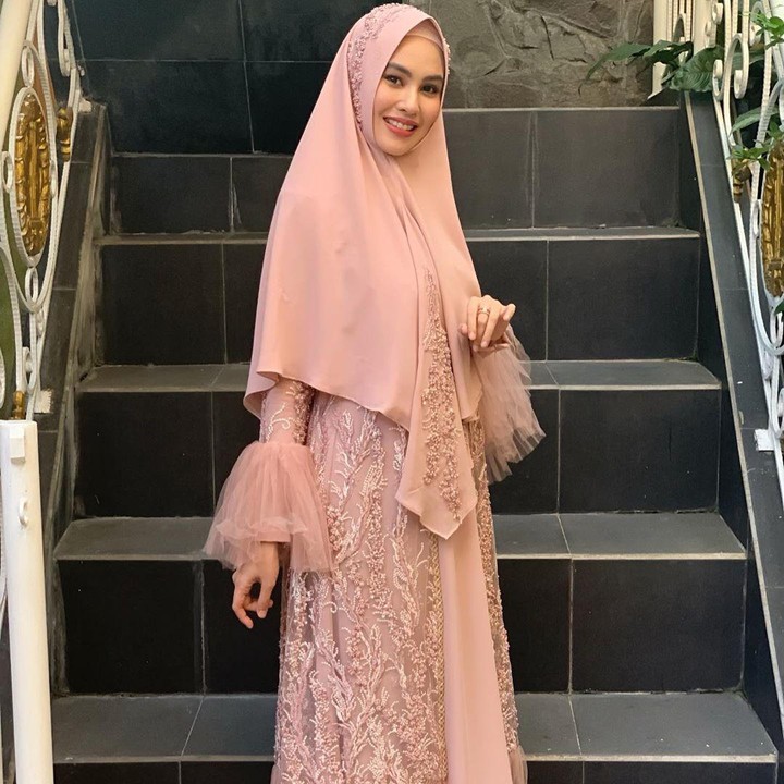 <p>Kartika Putri yang sudah menikah dan punya anak dengan Habib Usman, tampil cantik dengan balutan busana hijab syar’i. (Foto: Instagram/kartikaputriworld)</p>