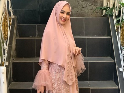 Cantik dan Anggun, 7 Potret Artis yang Tampil Pakai Hijab Syar'i