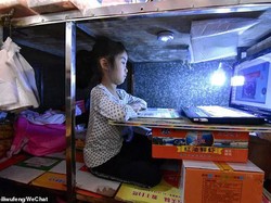 Sekolah Libur Karena Virus Corona, Anak Ini Belajar di Gerobak Makanan