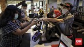 McDonald's Sarinah Aktivitas gerai makanan cepat saji McDonald's, kompleks pusat perbelanjaan Sarinah, Jakarta, Jumat (8/5/2020). Gerai pertama McDonald's di Indonesia yang telah beroperasi hampir 30 tahun itu akan tutup permanen pada 10 Mei 2020 dikarenakan pihak manajemen gedung Sarinah akan merenovasi dan mengubah stategi bisnis. CNNIndonesia/Adhi Wicaksono.