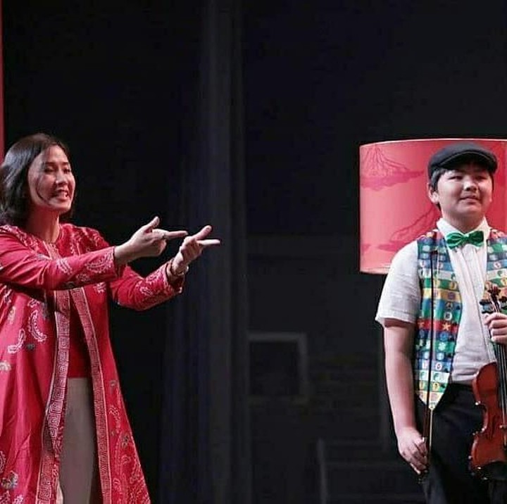 <p><a href="https://www.haibunda.com/tag/veronica+tan" target="_blank">Veronica Tan</a> yang dikenal pawai bermain cello, menggandeng si bungsu Daud untuk menggesek biola. Senyum mengembang tersungging di wajah mereka. (Foto: Instagram @sahabatvero)</p>