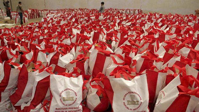 Semrawut Data Bansos Corona, Saling Serang Pusat-Daerah Pekerja menyusun bantuan paket sembako dari Presiden Joko Widodo di Makassar, Sulawesi Selatan, Jumat (8/5/2020). Sebanyak 10 ribu paket sembako dari Presiden Joko Widodo siap didistribusikan kepada warga kurang mampu di daerah itu guna mengurangi beban ekonomi mereka di tengah wabah COVID-19. ANTARA FOTO/Arnas Padda/yu/pras.