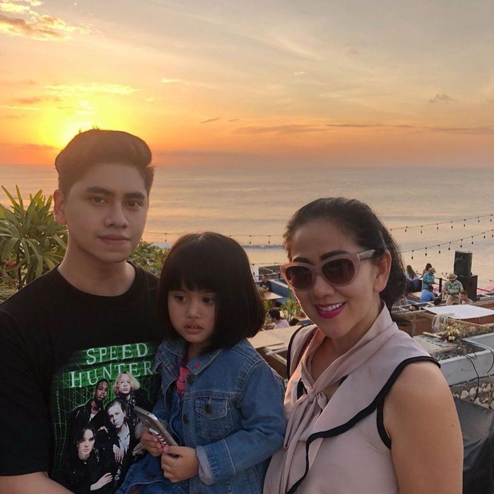 <p>Di waktu senggangnya, Venna juga sering mengajak anak-anaknya jalan-jalan, Bun. Athala terlihat sangat menyayangi adik angkatanya tersebut. (Foto: Instagram @vennamelindareal)</p>
