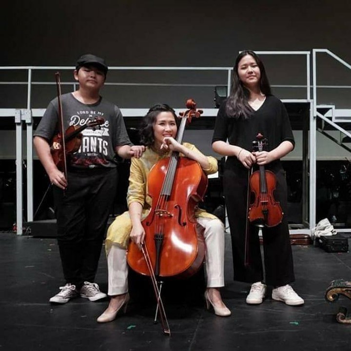 <p>Nah, kalau kali ini ditemani Nathania dan Daud. Mereka performing bareng di sebuah acara. Di foto ini, banyak yang bilang kalau Veronica terlihat lebih muda dan ceria. (Foto: Instagram @sahabatvero)</p>