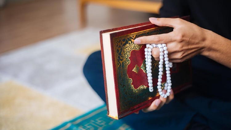 Muslims prayer at home