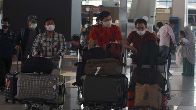 Penumpang 'Numpuk' di Bandara, Warganet Ribut Cluster Soetta