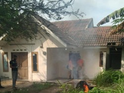 Diduga Ada Kuburan, Sampah di Rumah Penganiaya Istri di Bogor Dibakar Warga