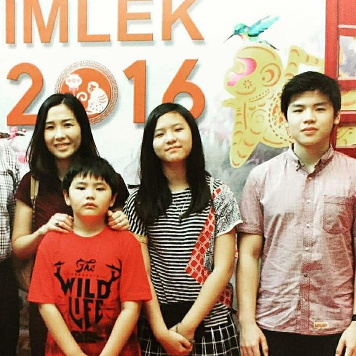 <p>Foto lama nih, Bunda, saat Veroica merayakan Imlek 2016 bersama anak-anaknya. Daud pun masih terlihat imut-imut ya. (Foto: Instagram @sahabatvero)</p>