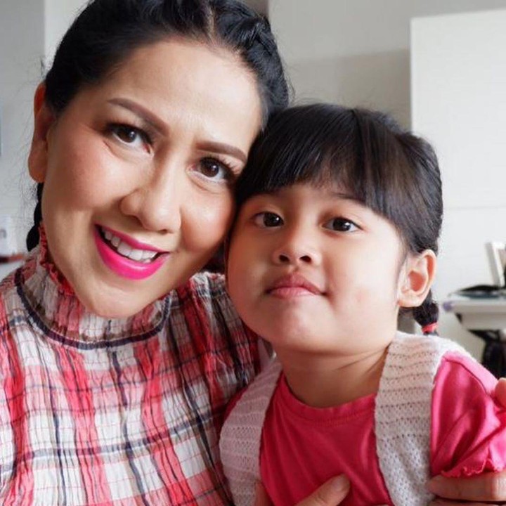 <p>Vania adalah putri angkatnya yang diadopsi pada 2016 lalu. Dibesarkan bersama dengan kedua anak kandungnya, tanpa membedakan status Vania. (Foto: Instagram @vennamelindareal)</p>