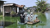 Nyalang Edisi 9 Mei 2020 Local youth representatives dressed Stormtroopers and Darth Vader (L-in black) from the Star Wars film franchise patrol in a wooden boat around a submerged village to remind residents to stay at home during the enhanced community quarantine in suburban Manila on May 6, 2020, as part of government's efforts to combat the spread of the COVID-19 coronavirus. (Photo by Ted ALJIBE / AFP)