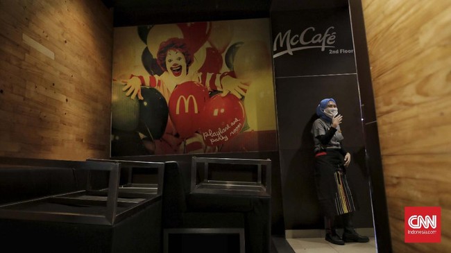 Aktivitas gerai makanan cepat saji McDonald's, kompleks pusat perbelanjaan Sarinah, Jakarta, Jumat (8/5/2020). Gerai pertama McDonald's di Indonesia yang telah beroperasi hampir 30 tahun itu akan tutup permanen pada 10 Mei 2020 dikarenakan pihak manajemen gedung Sarinah akan merenovasi dan mengubah stategi bisnis. CNNIndonesia/Adhi Wicaksono.