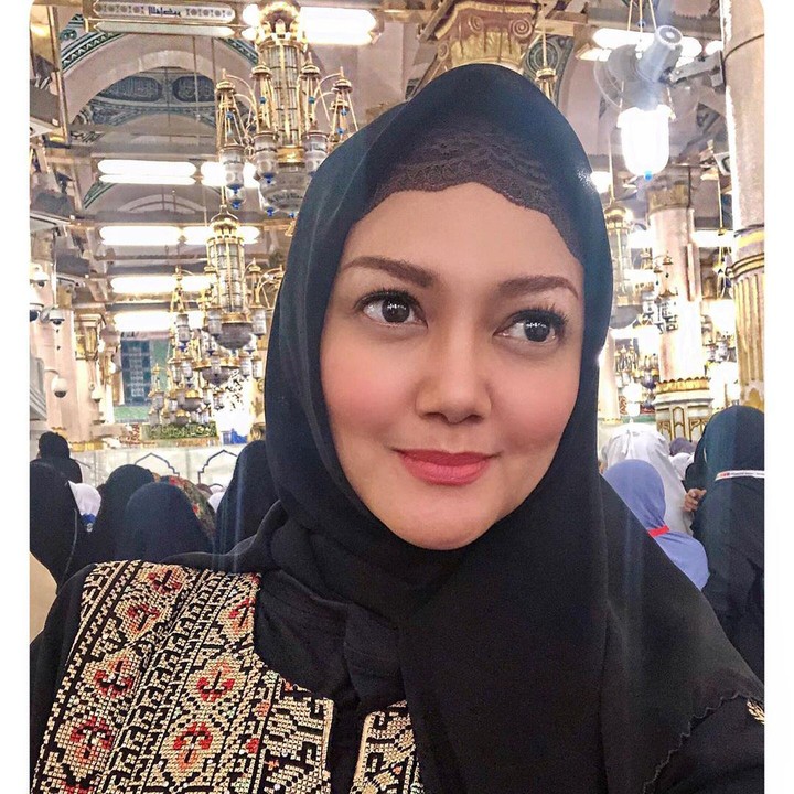 <p>Artis cantik Bella Saphira telah menjadi mualaf sejak 2013 lalu. Ia mengaku, masuk Islam kerena keinginan sendiri dan tidak terpaksa. Wajahnya makin cantik berbalut hijab berwarna pink. (Foto: Instagram @bellasaphiraofficial)</p>