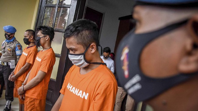 Tersangka kasus candaan bantuan sosial yang berisikan sampah dan batu kepada transpuan, Ferdian Paleka bersama kedua rekannya dihadirkan saat gelar perkara di Polrestabes Bandung, Jawa Barat, Jumat (8/5/2020). Ferdian Paleka dan kedua rekannya dijerat dengan Pasal 45 Ayat 3 Undang-undang Informasi dan Transaksi Elektronik (ITE) dengan ancaman hukuman penjara empat tahun atau denda Rp750 juta serta dua pasal tambahan yakni Pasal 36 dan Pasal 51 Ayat 2 UU Nomor 11 tahun 2008 tentang ITE dengan ancaman hukuman penjara 12 tahun atau denda Rp12 miliar. ANTARA FOTO/Ahmad Fauzan/rai/wsj.